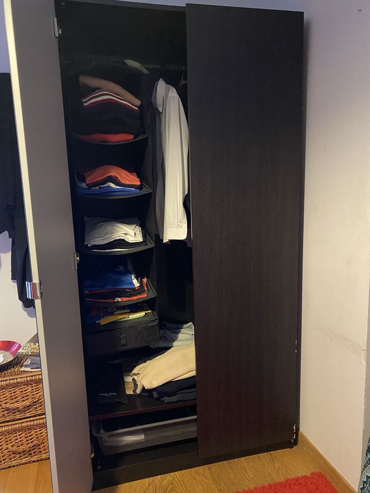 Roupeiro com espelho na porta