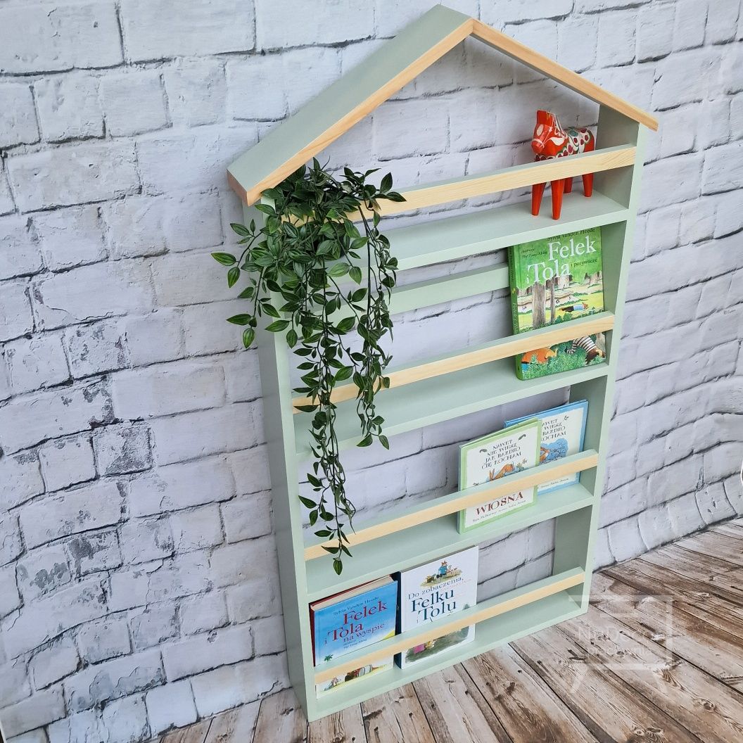 Odnowiony drewniany eegał na książki dla dzieci domek