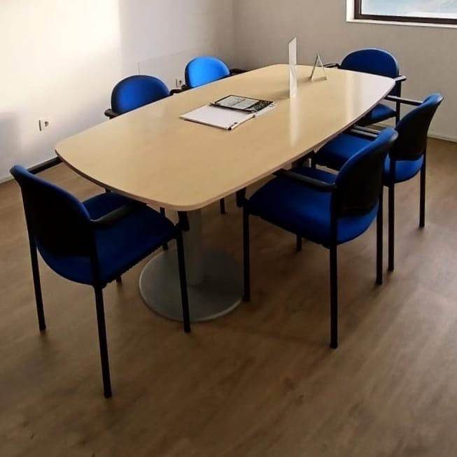 Conjuntode  cadeiras e mesas de escritorios