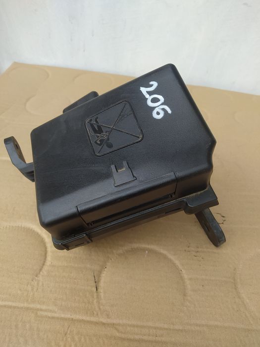 Obudowa skrzynki bezpieczników Peugeot 206