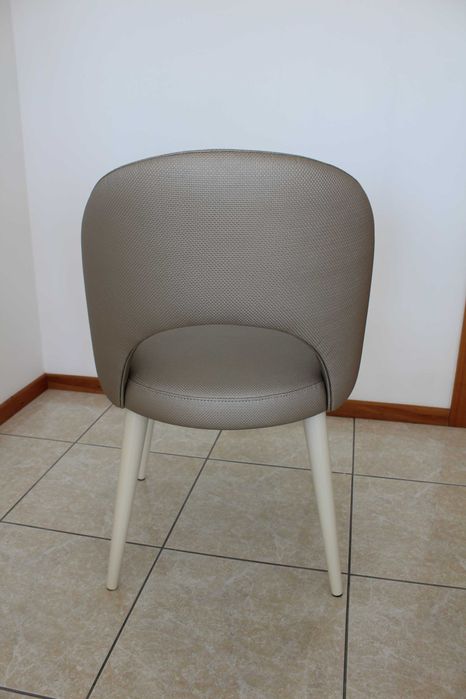 2 cadeiras modernas, design curvo e assento em acabamento têxtil bege