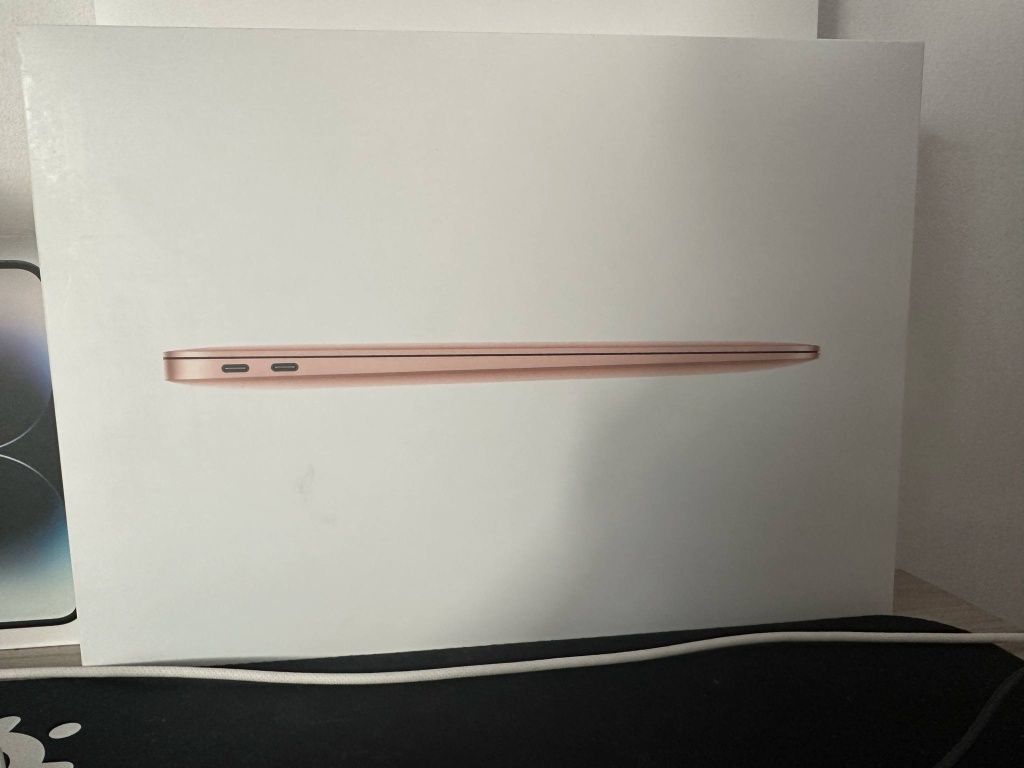 Sprzeda. MacBook M2 8 GB
