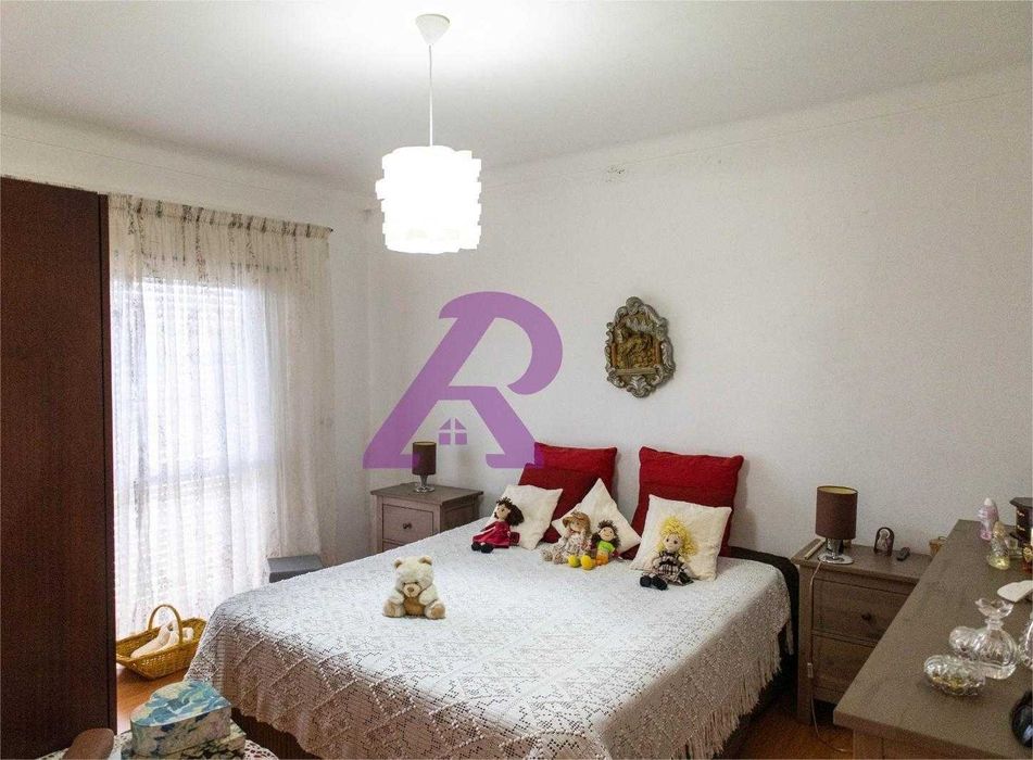Moradia T3 com cave e espaço exterior – Souto da Carpalhosa, Leiria