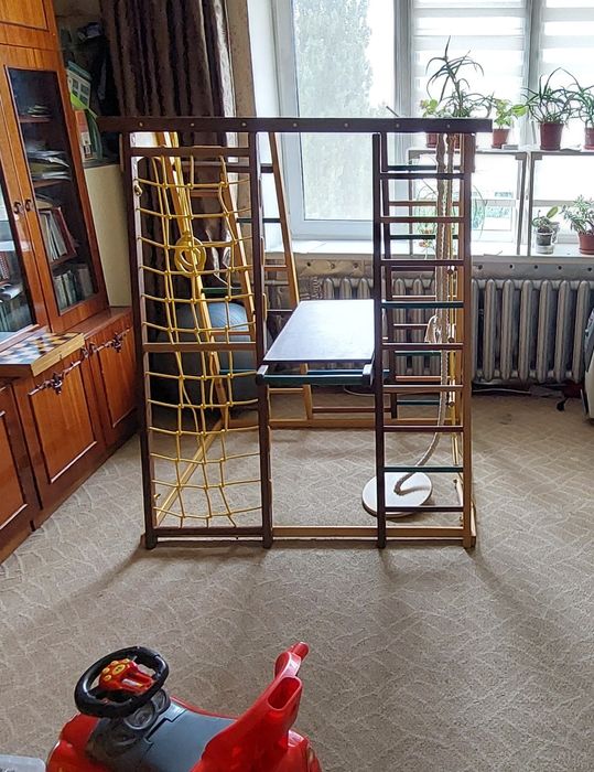 Дитячий спортивний майданчик с гіркою