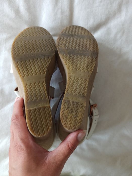 Sandálias brancas de salto alto com compensação da Cubanas