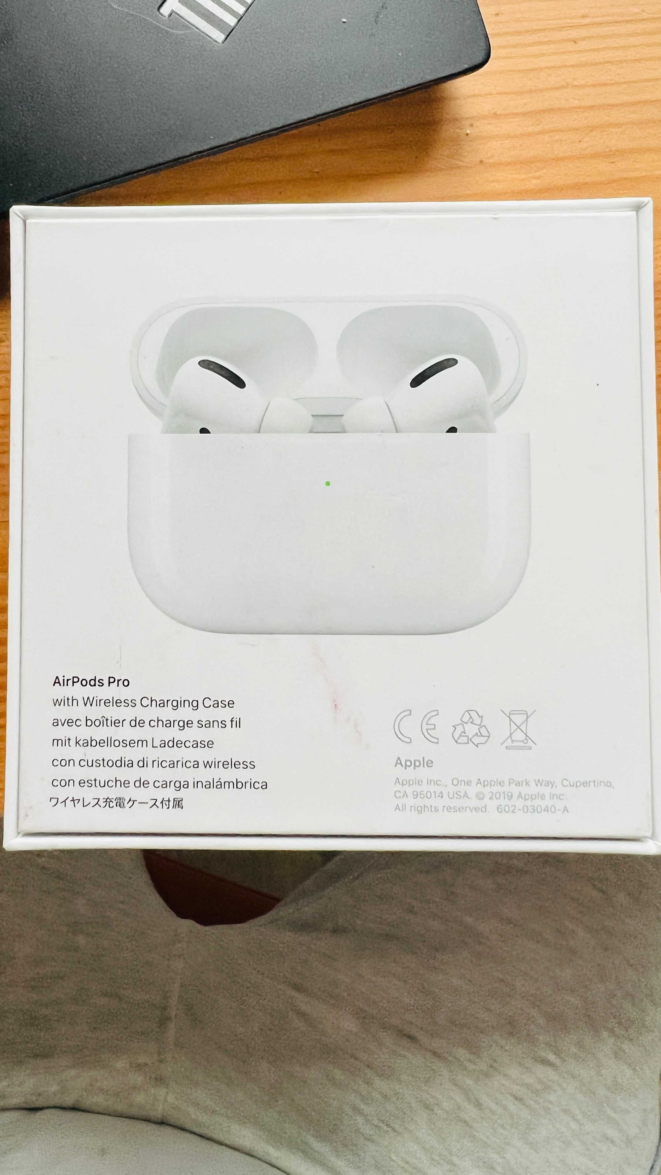 Słuchawki Apple AirPods pro, bateria na poziomie 100%