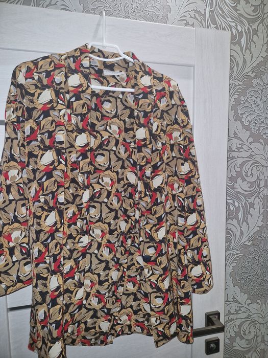 Блуза з розрізом