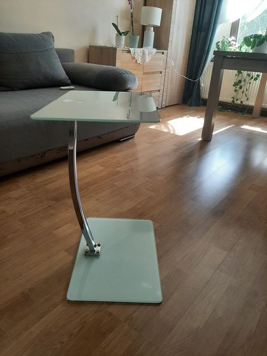 Szklany stolik pod laptopa
