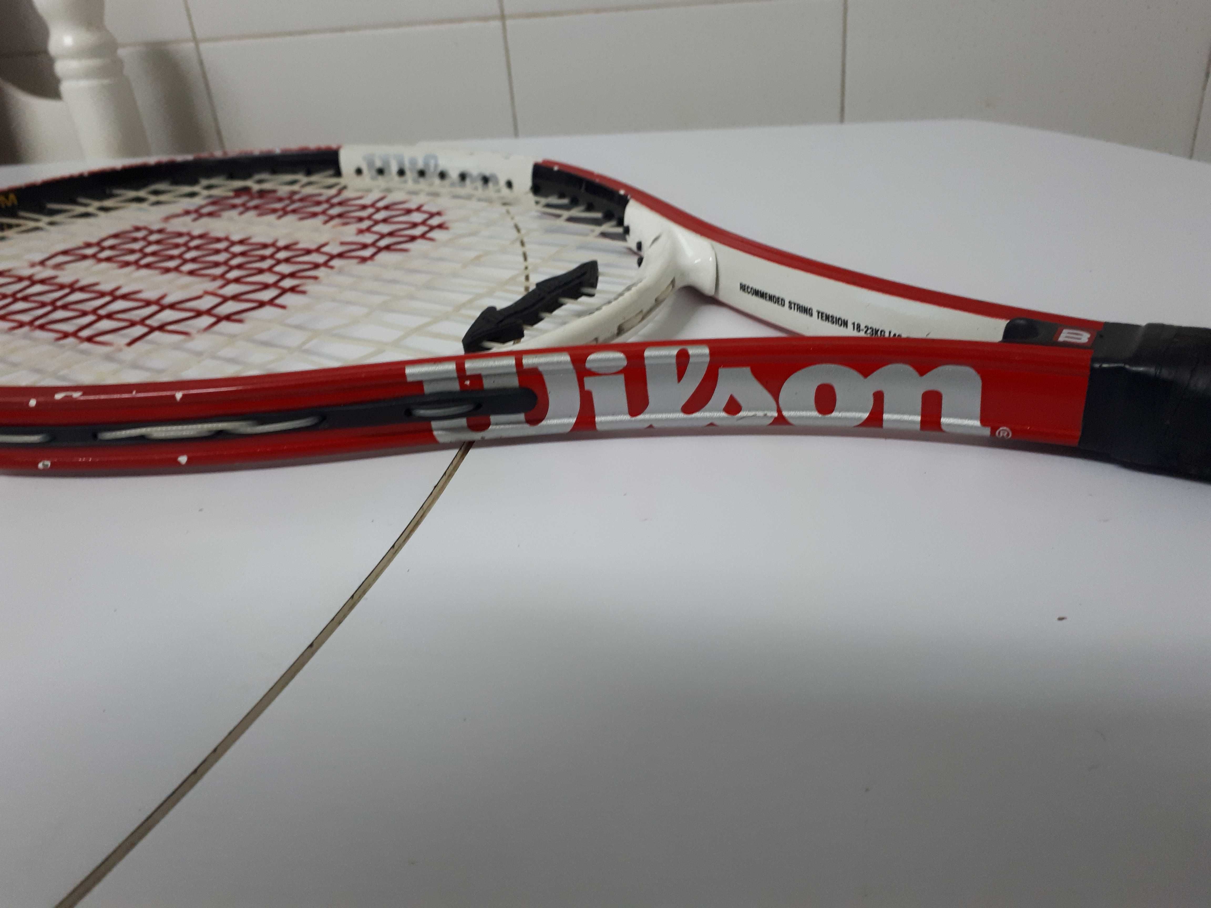 Raquete de Ténis Wilson Titanium com capa protectora