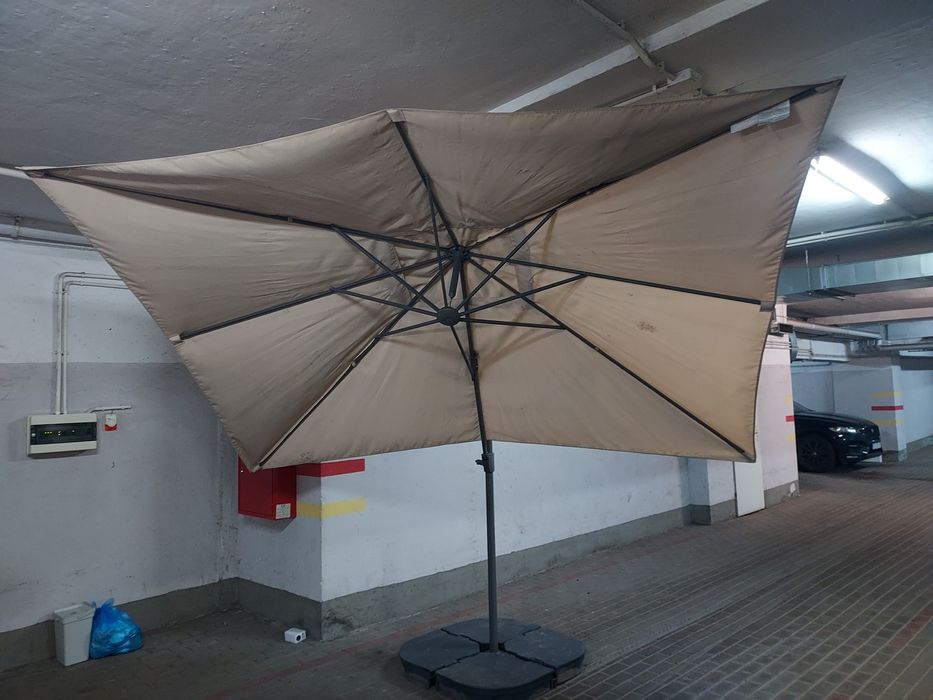 Parasol ogrodowy Ikea Seglaro z regulacją 360 stopni..