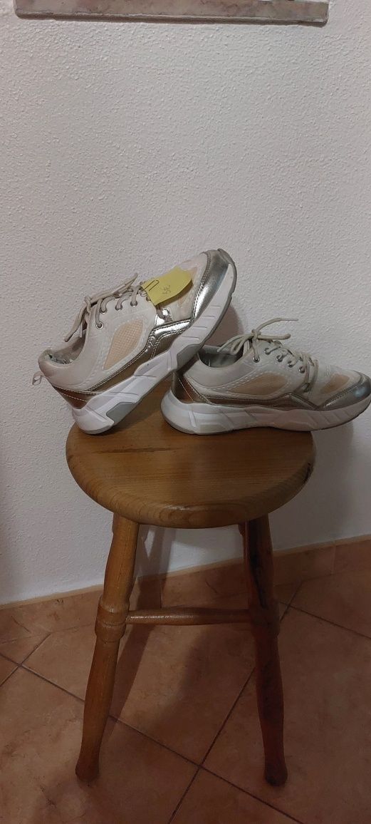 Vende-se sapatos