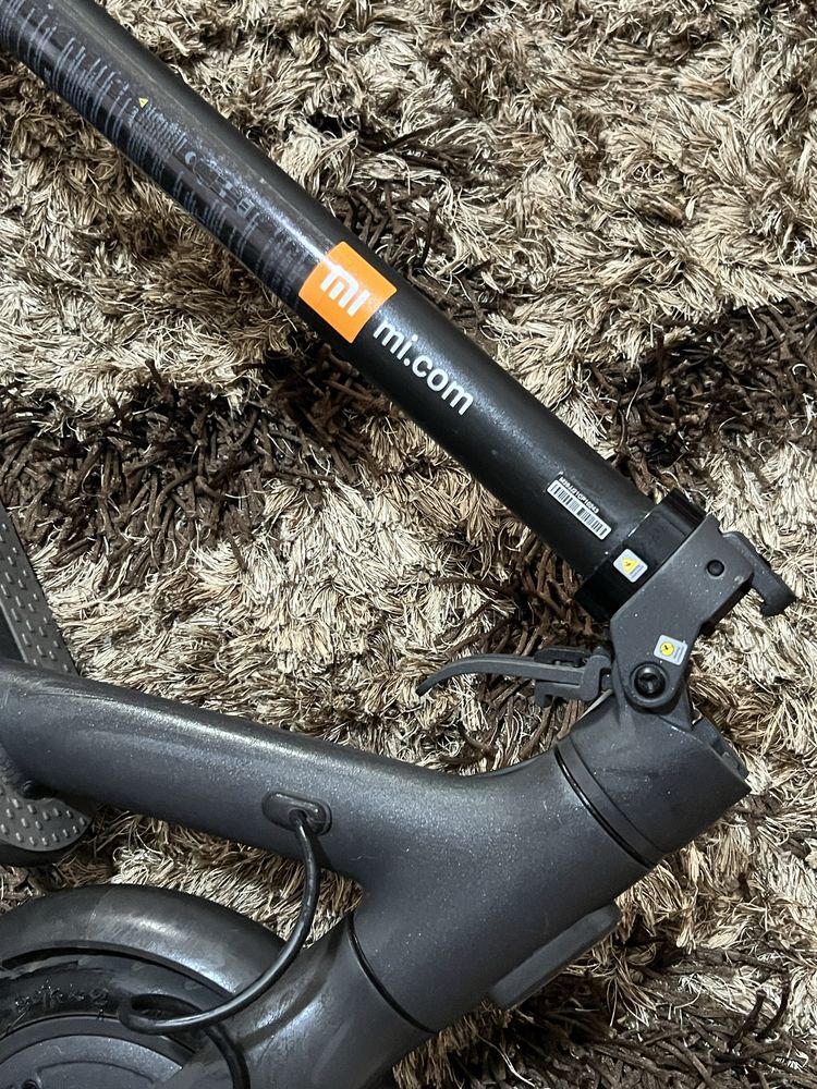 Trotinete Elétrica Xiaomi Mi Electric Scooter Essential Preta