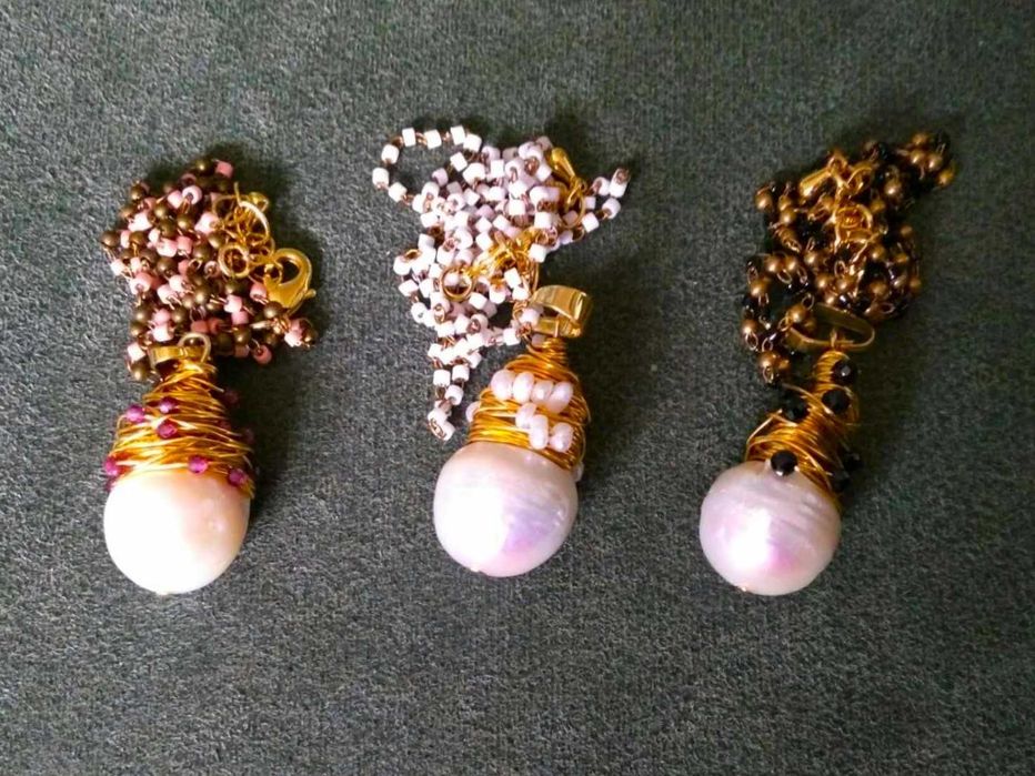 Pendente Aço Dourado c/ Perola e Contas Brancas NOVO - c/ Oferta Colar