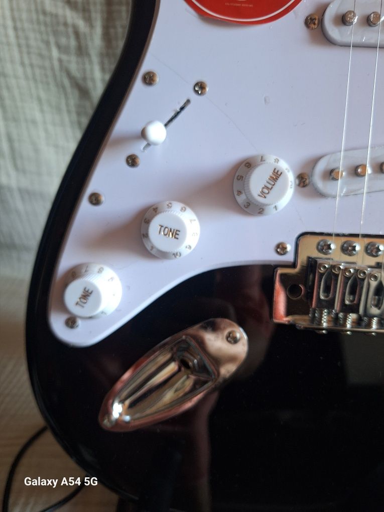 Vendo Squier Guitarra com amplificador e capa para guitarra com alças