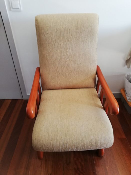 Cadeira de baloiço em madeira maciça.