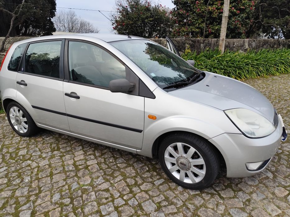 Ford Fiesta 1.4 Ghia TDCI 2003, carro em bom estado geral