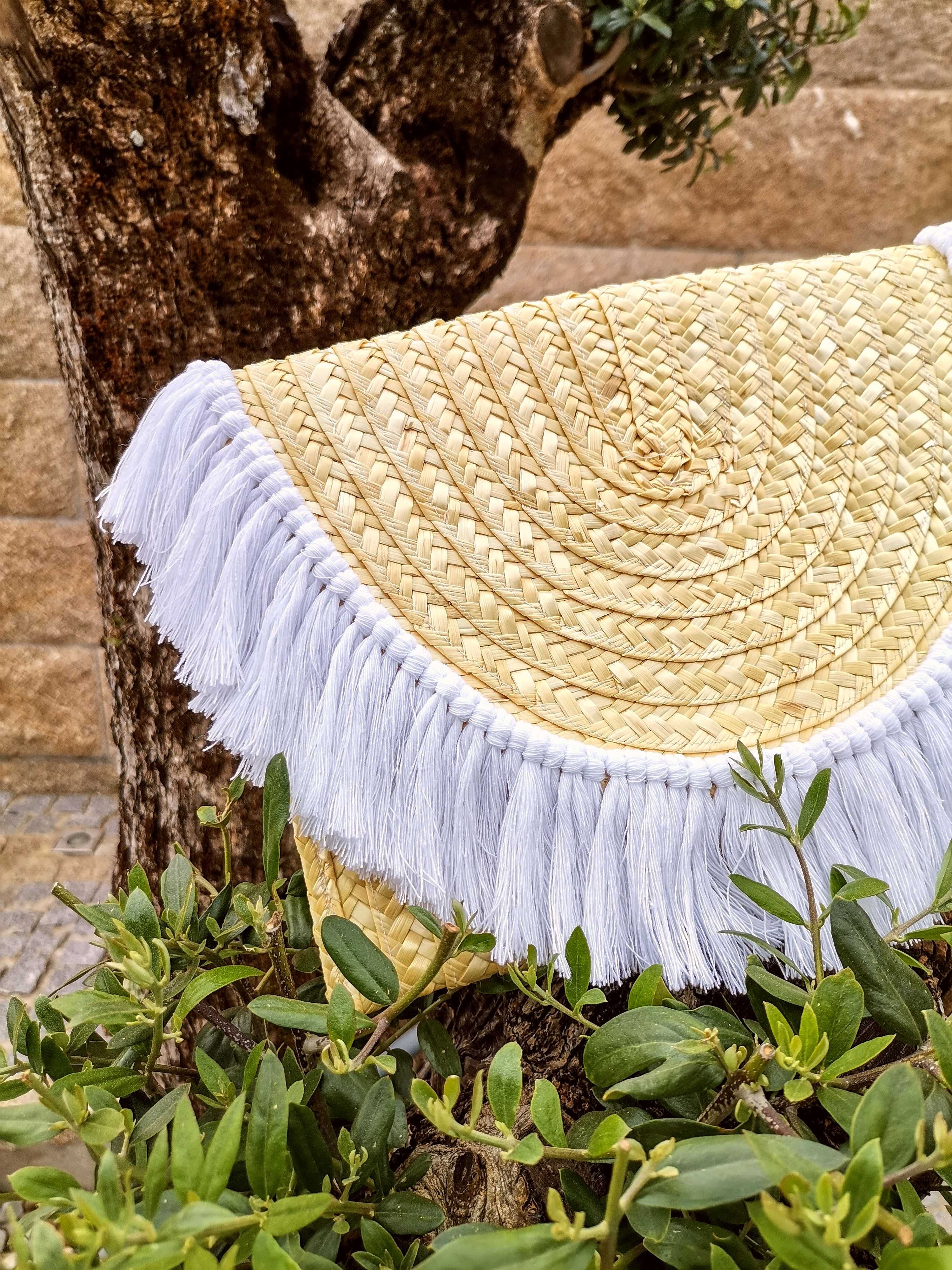 Clutch de palha com aplicações e alça em macramé