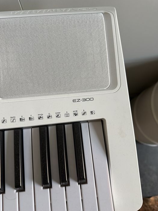 Синтезатор с подсветкой клавиш YAMAHA EZ-300, + стойка, + чехол