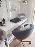 Secretária Branca + Cadeira Giratória Cinza IKEA