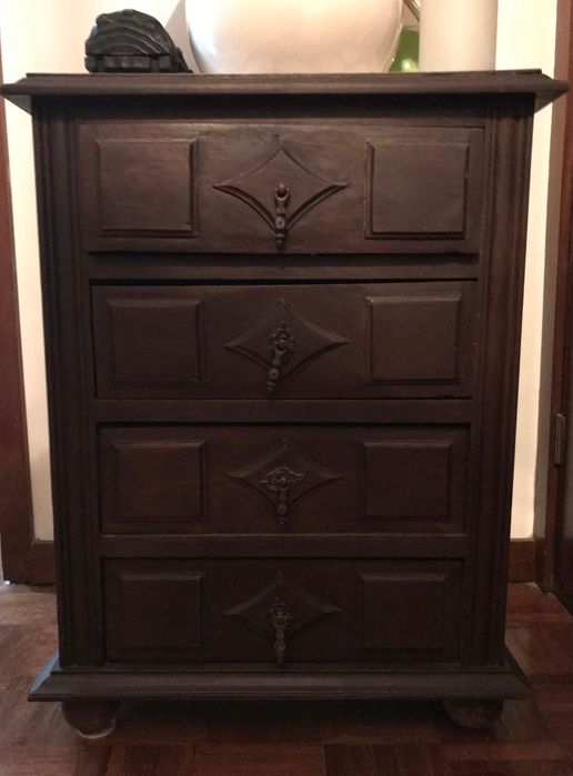 Mesa de cabeceira clássica anos 70 em madeira com 4 gavetas