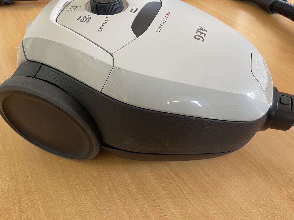 Aspirador AEG cinzento