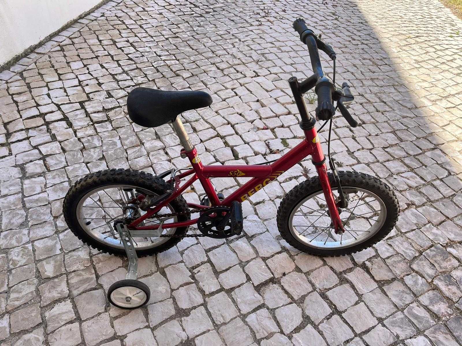 Bicicleta com rodinhas de apoio