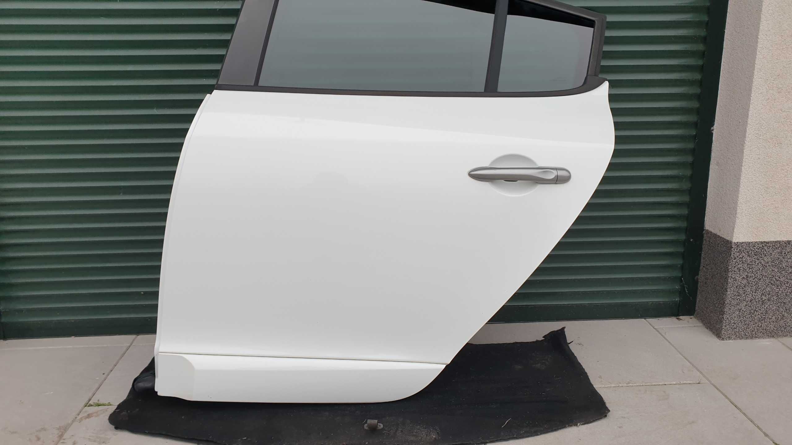 Renault megane 3 III HB hatchback drzwi lewe tylne tył OV 369