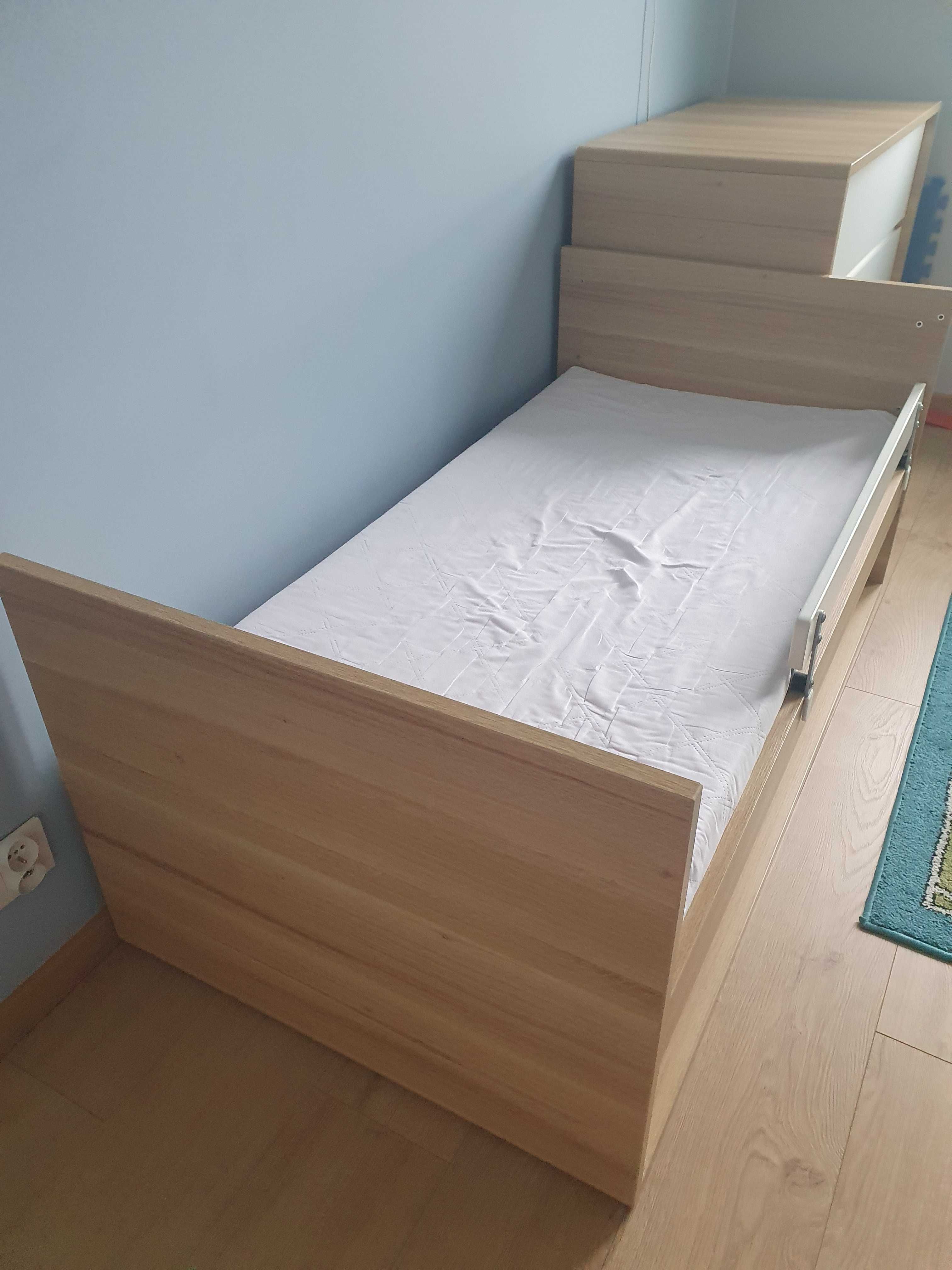 Meble niemowlęce: łóżeczko 140x70 'rosnące' i komoda z przewijakiem