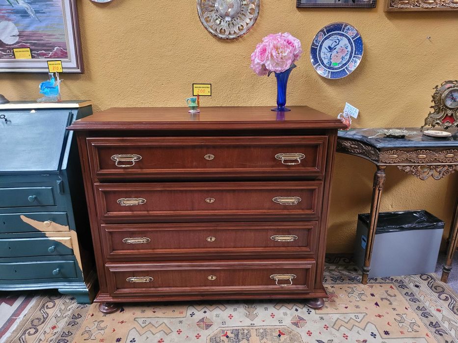 Cómoda em madeira com quatro gavetas - óptimo estado geral