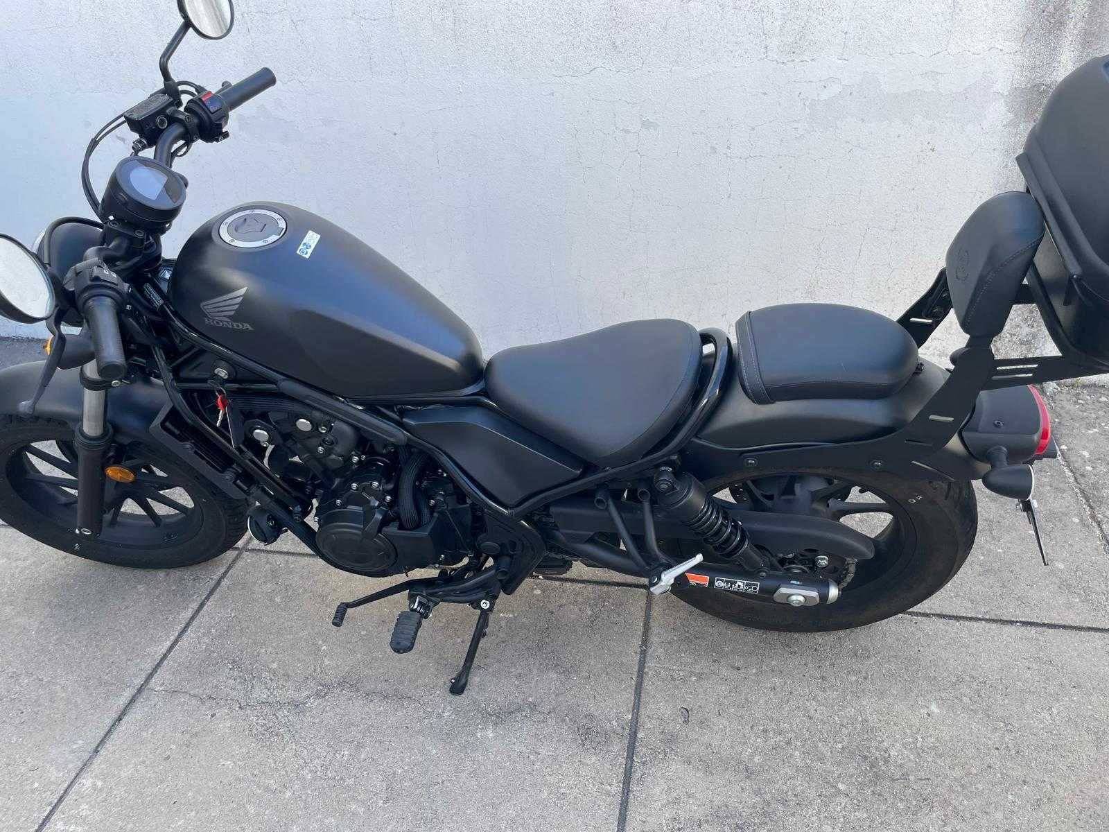 Honda rebel 500, com 5604 km, do ano de 2021. Em excelente estado.