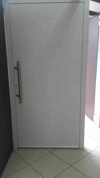 Drzwi aluminiowe panelowe pełne z frezem