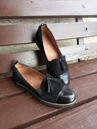 Жіночі туфлі чорного кольору