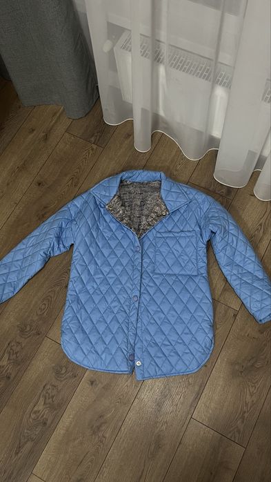 Стьогана куртка блакитного кольору