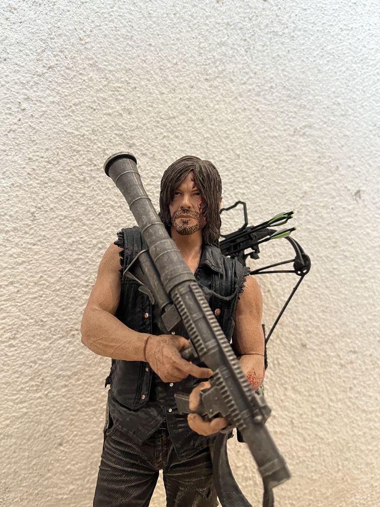 The Walking Dead Deluxe 10" Actionfigur Daryl Dixon Rocket Launcher