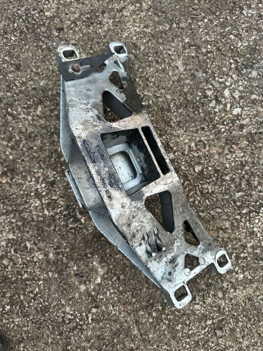 Кронштейн крепления КПП Jaguar XE XF F-Pace