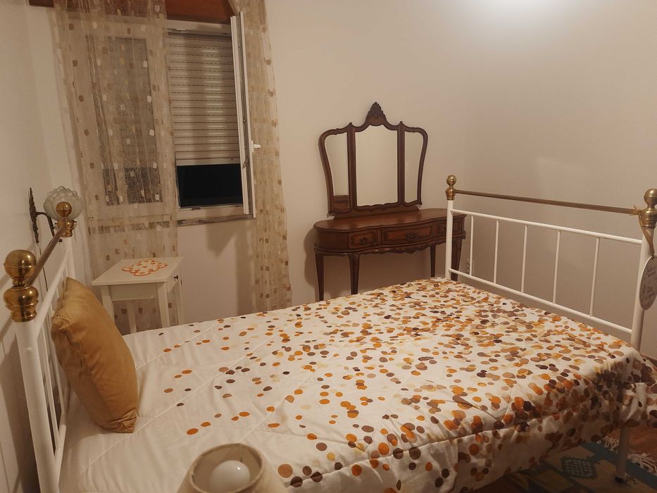 Setúbal - quarto espaçoso, atrás do Alegro, apenas para senhora
