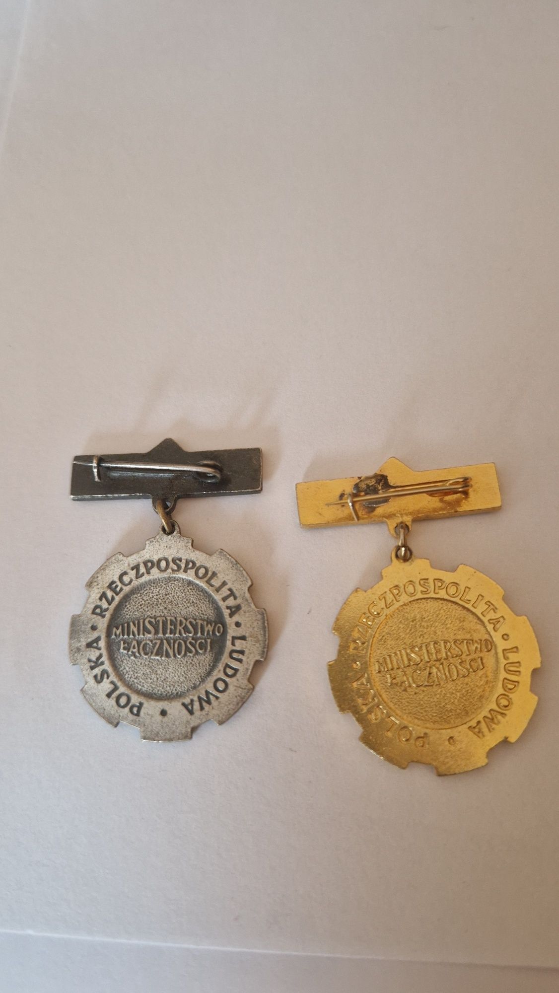 Odznaka złota i srebrna zasłużony pracownik łączności