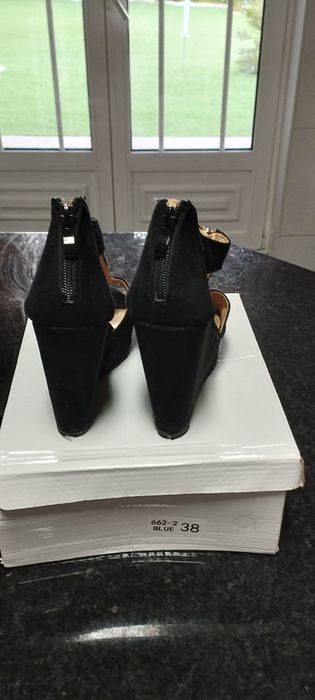 Sapatos ta. 36, com 2 fechos em cima e atrás