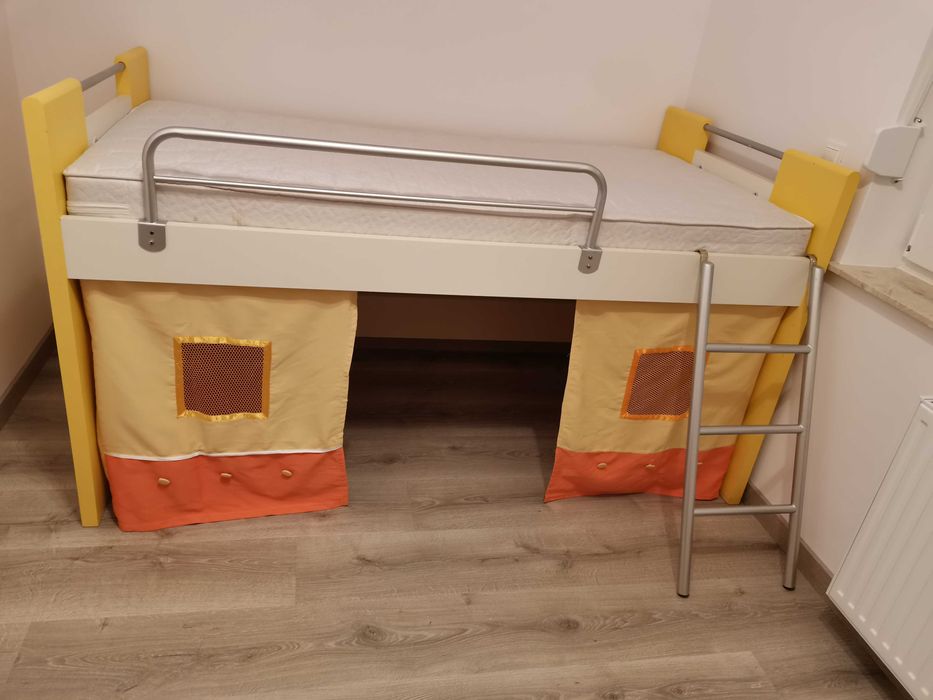 łóżko na antresoli z materacem i z miejscem do zabawy pod nim Swojczyc