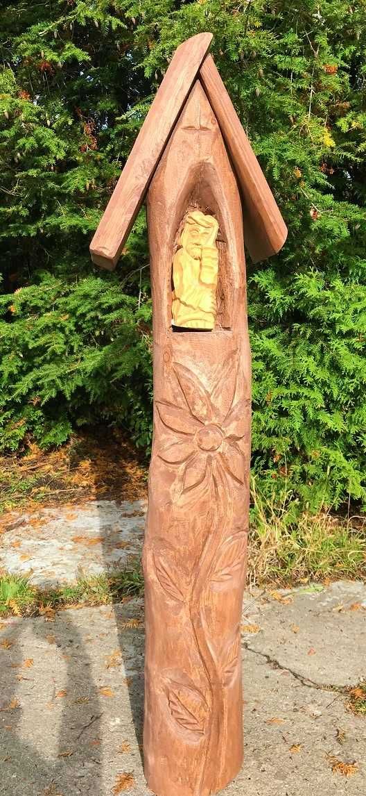 Rzeźba z drewna kapliczka Jezus Frasobliwy