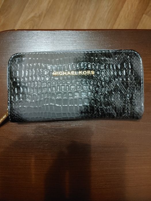 Кошелек Michael Kors  с тиснением под рептилию.