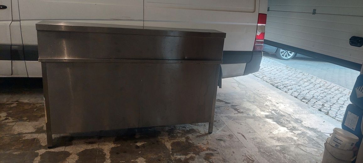 Movel em inox com bescosso de cavalo