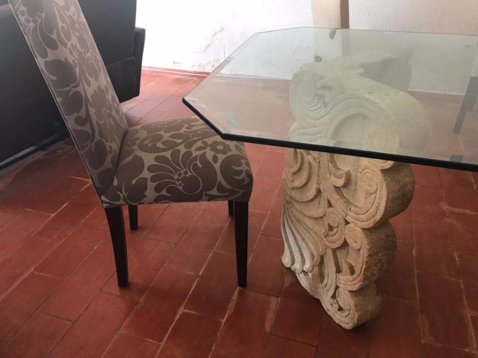 Excelente Mesa em Vidro com base em Pedra Trabalhada a Mão