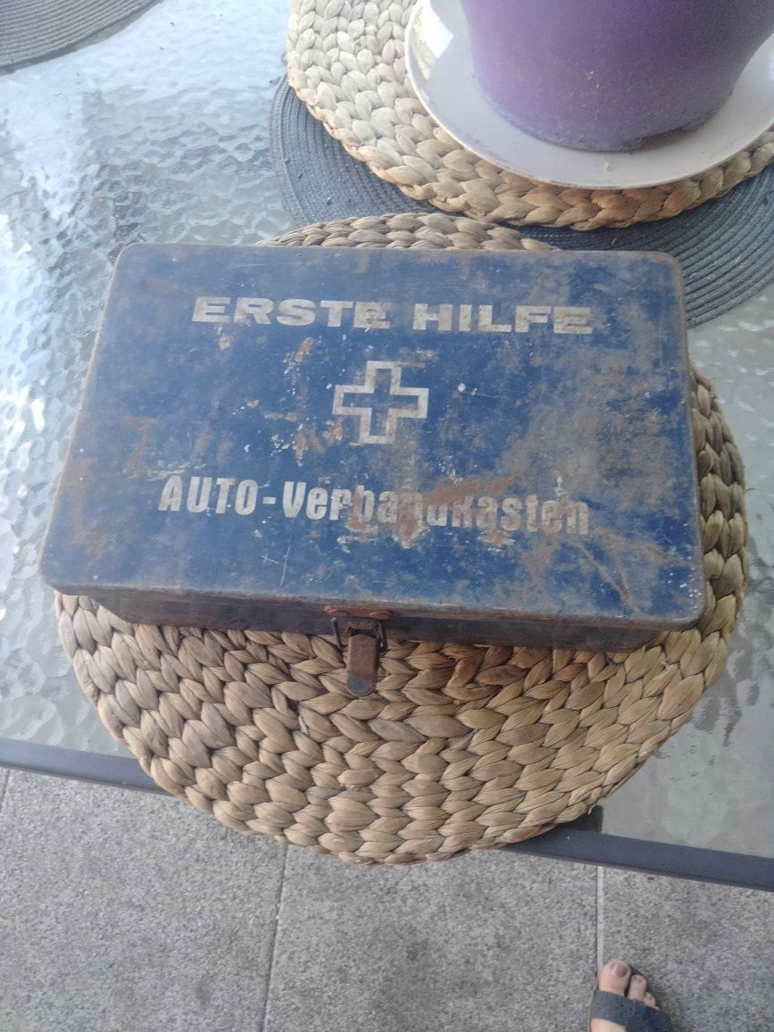 Stara metalowa apteczka