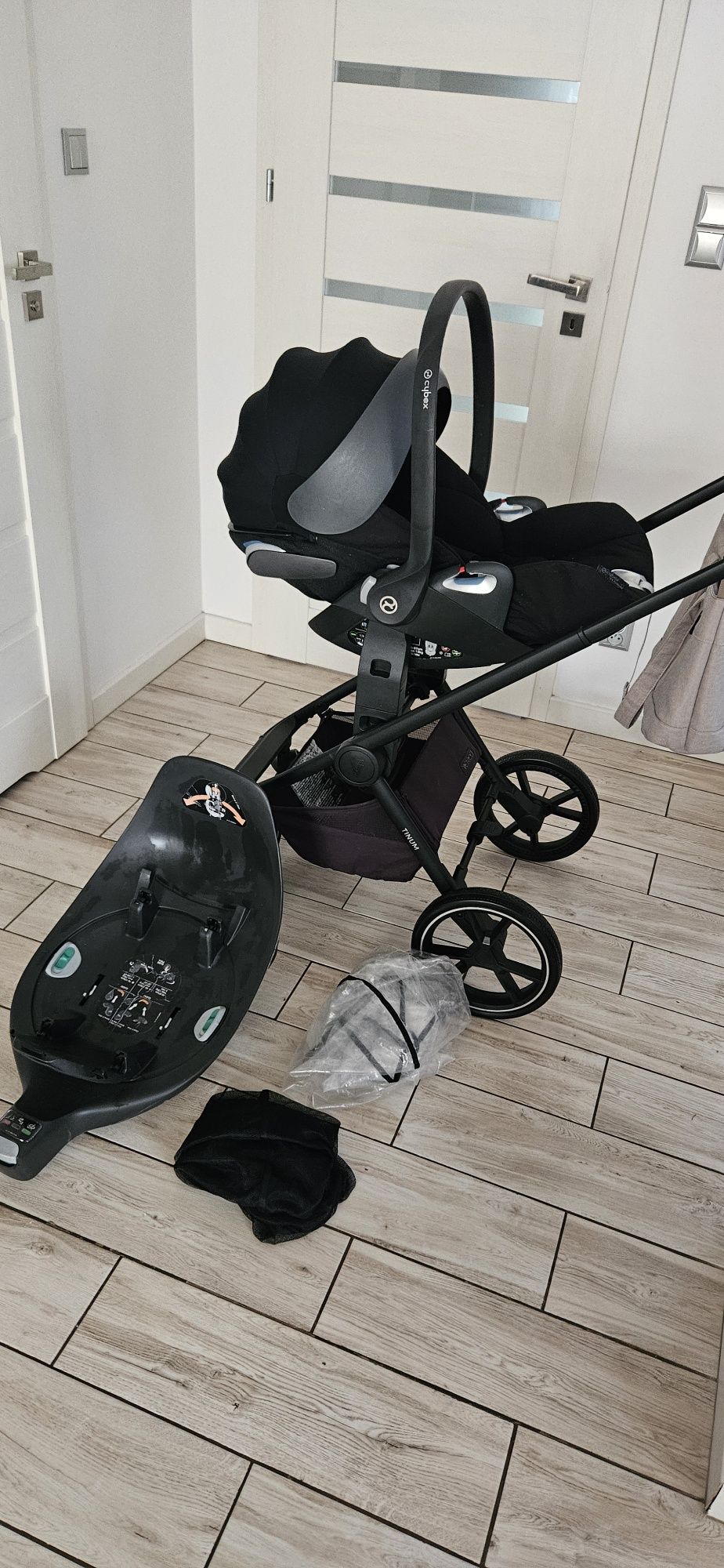 Wózek Venicci Tinum 2 0 w wersji 2w1 lub 4w1 z Cybex I bazą obrotową