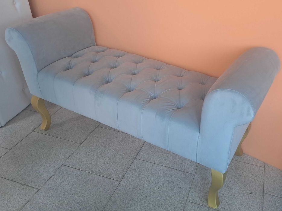 Sofá todo estofado em cinza claro