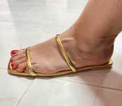 Sandalias Chinelos Rasos em Dourado (38) novos
