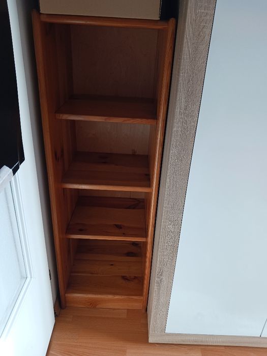 Drewniany regał sosnowy z czterema pólkami