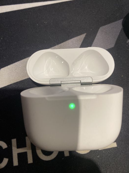 Кейс від наушників airpods 4