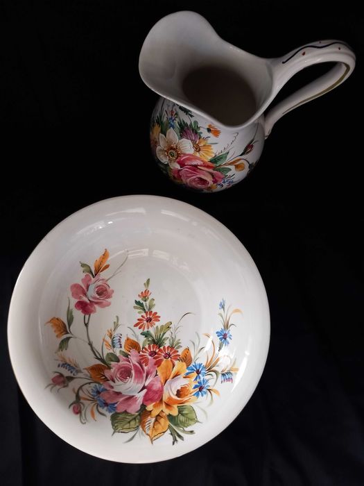Jarro italiano vintage com bacia em porcelana com decoração floral.
